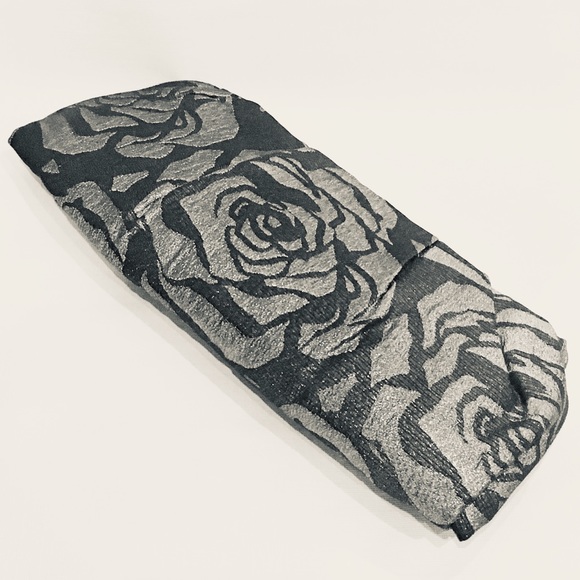 EXPRESS Silver & Gray Rose Print Clutch - Picture 3 of 6